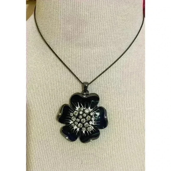Flower Pendant Necklace - Picture 4 of 5